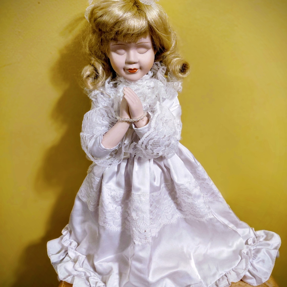 VINTAGE PORCELAIN DOLL WEARING WHITE WEDDING GOWN KNEELING IN PRAYER 13"